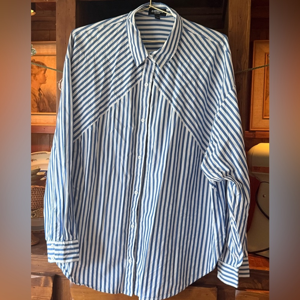 Express button up blouse! - Picture 2 of 5